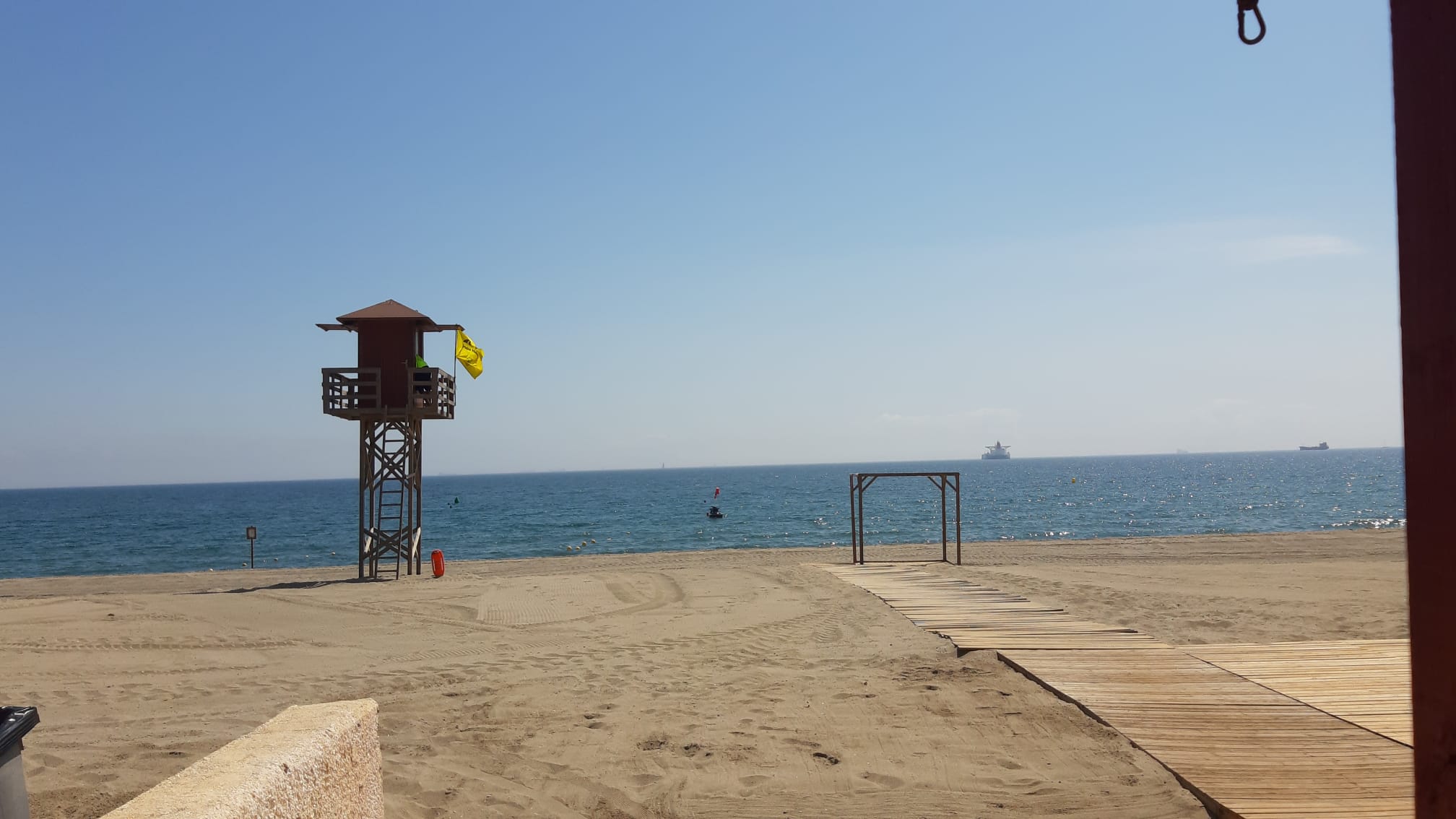 Torre vigilancia pasarela y sombra Playa Santa Barbara