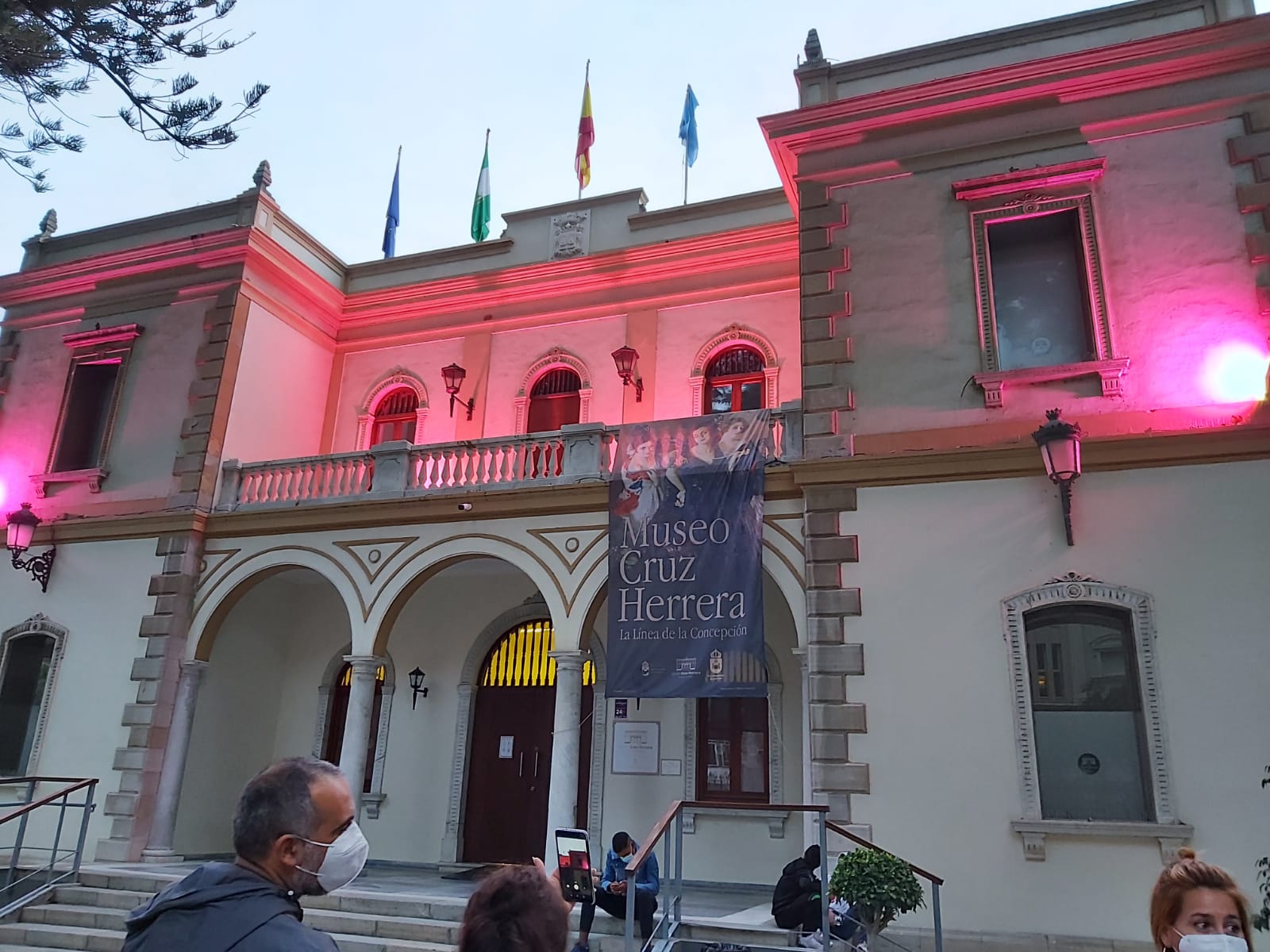 Iluminacion rosa cancer de mama museo Cruz Herrera