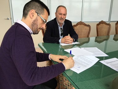 Firma contrato asfaltado