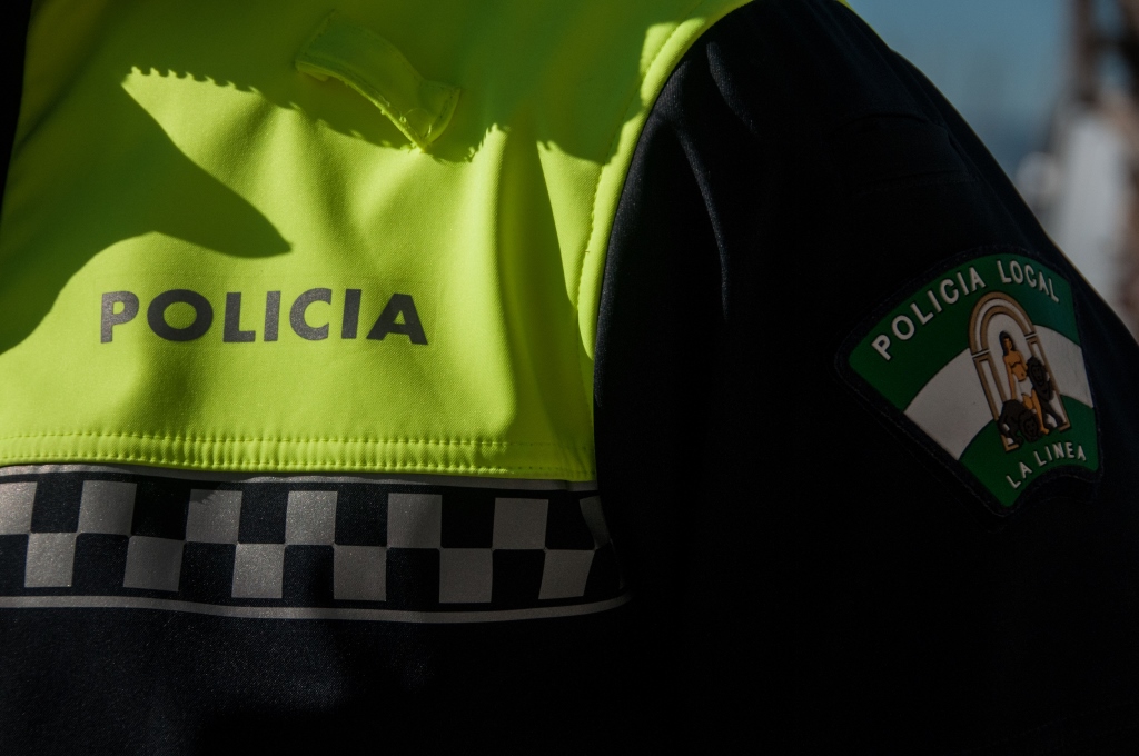 Policia logo delantero