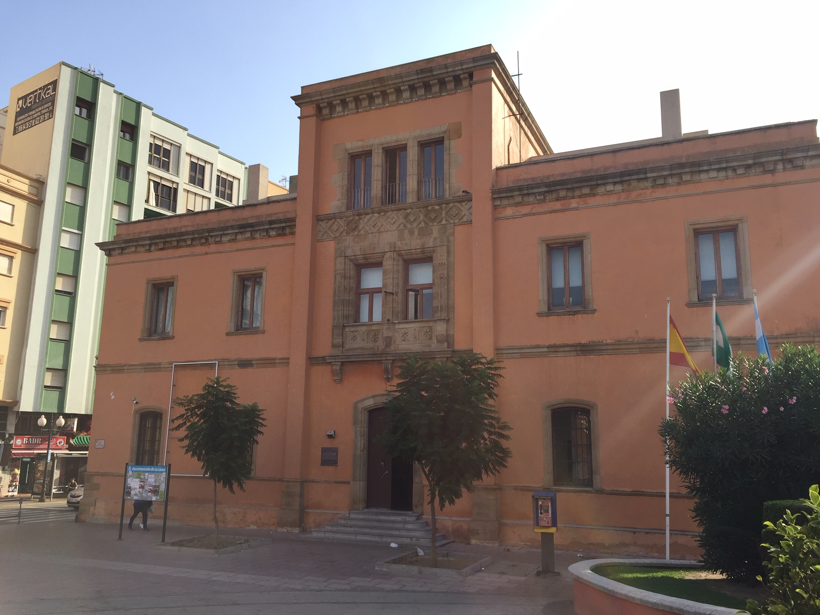 Edificio Istmo Comandancia Biblioteca exterior