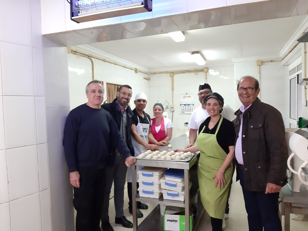 Alcalde en Pasteleria Moka