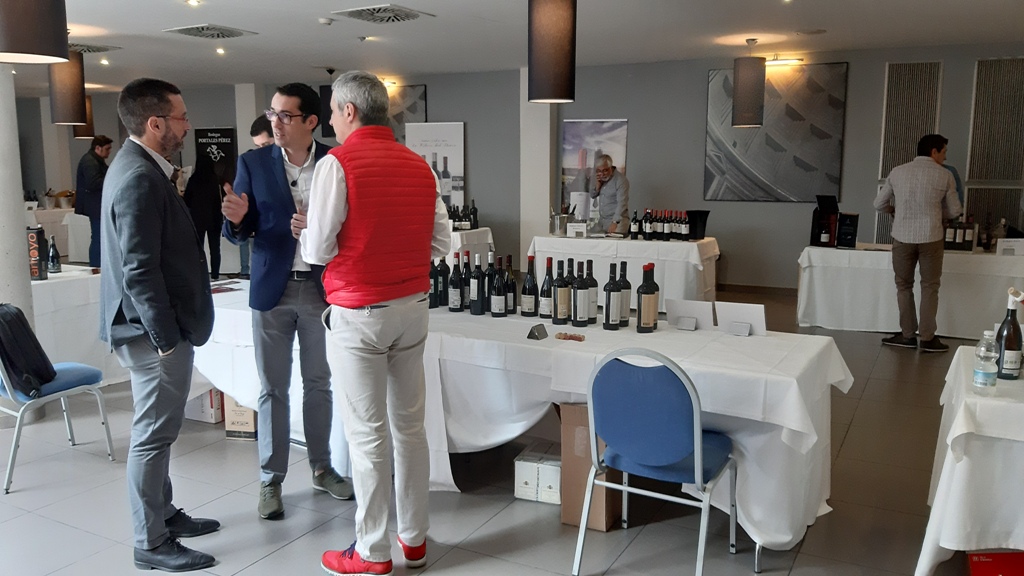 Alcalde en showroom vinos