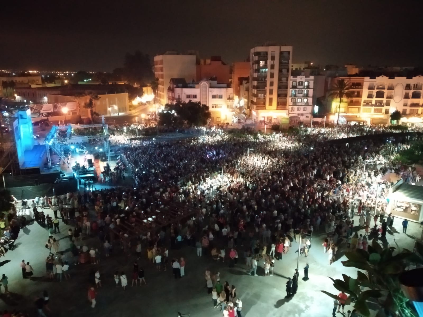 Camela plaza constitucion gente