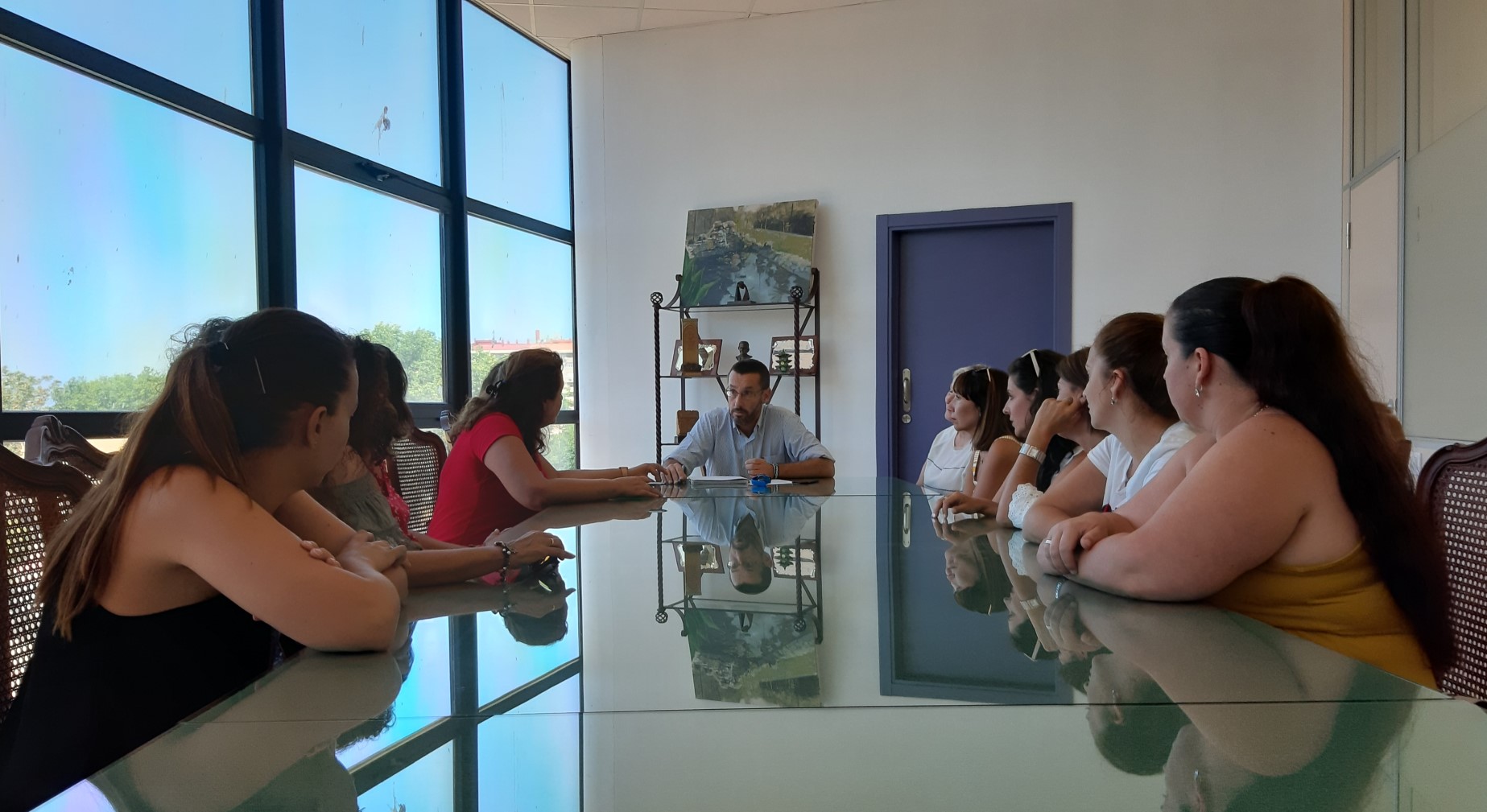 Alcalde con trabajadoras guarderia Atunara