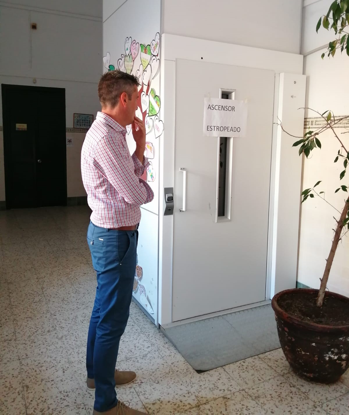 VISITA DEL CONCEJAL DE EDUCACION AL CEIP BUENOS AIRES